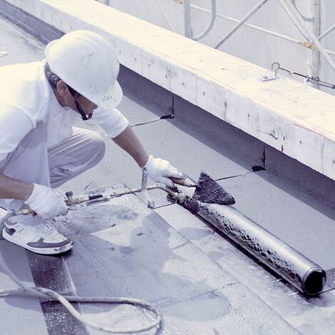 新築の建物で防水工事をい粉う作業員jpg